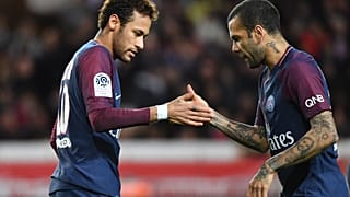 البرازيليان داني ألفيس ونيمار زميلان يلعبان في فريق باريس سان جيرمان