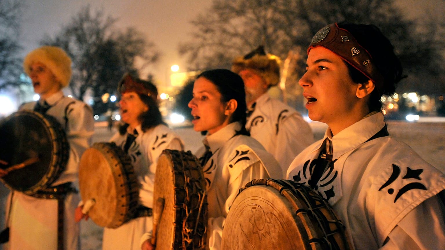 A Tűzmadár táltos dobkör tagjai énekelnek ősmagyar rendezvényküön 2010-ben.