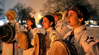 A Tűzmadár táltos dobkör tagjai énekelnek ősmagyar rendezvényküön 2010-ben.