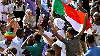 Sudan'da yönetimi sivillere teslim etmeyen orduya baskı için greve gidildi
