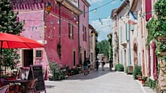 The purple village dedicated to organic wine and slow food