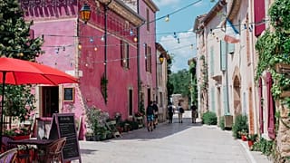 The purple village dedicated to organic wine and slow food
