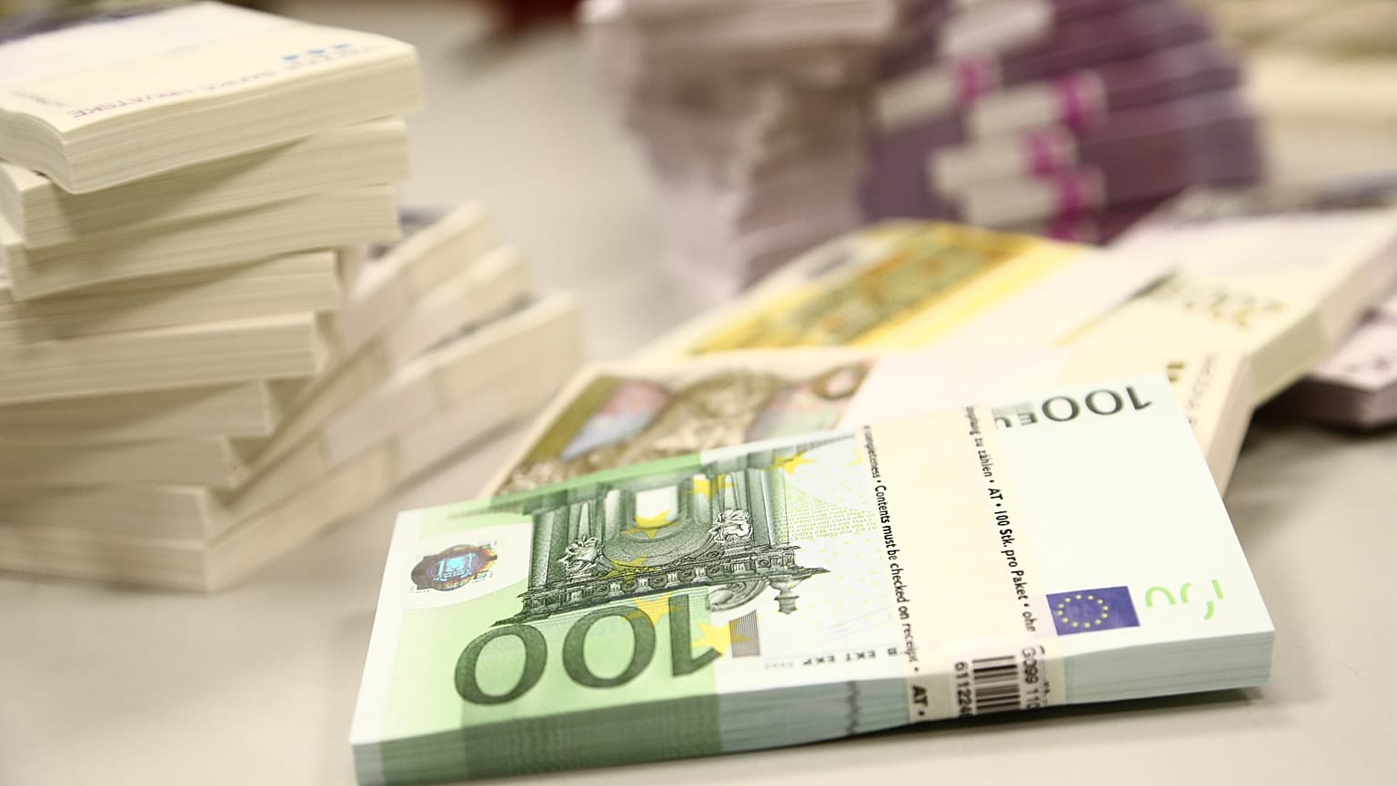 Σε κυκλοφορία τα νέα χαρτονομίσματα των 100 και 200 ευρώ