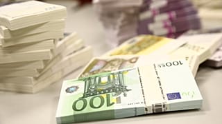 Σε κυκλοφορία τα νέα χαρτονομίσματα των 100 και 200 ευρώ