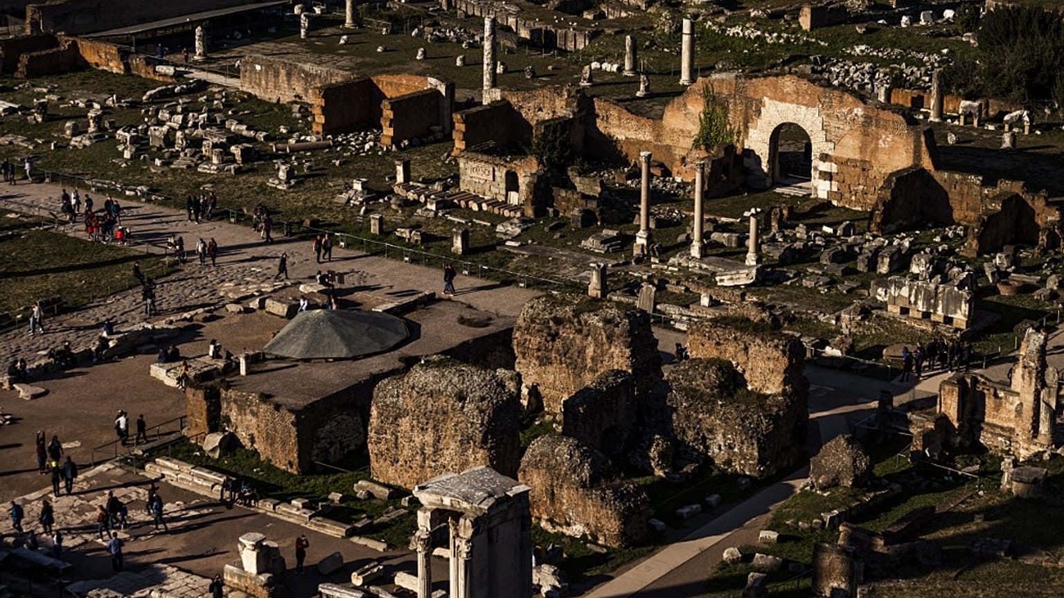 Şarap, dans ve doğurganlık tanrısı 2000 yıl sonra bulundu