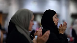 Kabe'de dua eden kadınlar 