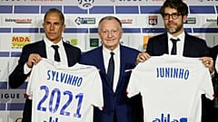 Il nuovo Lione: l'allenatore Sylvinho, il presidente Aulas, il ds Juninho.