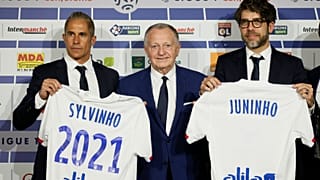 Il nuovo Lione: l'allenatore Sylvinho, il presidente Aulas, il ds Juninho.