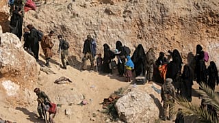 أمريكا تنقل معتقلين يشتبه في انتمائهم لداعش من سوريا إلى العراق