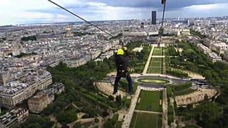 По канату с Эйфелевой башни: ВИДЕО