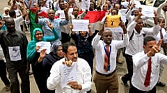 القطاع المصرفي يستجيب لإضراب المعارضة السودانية ويشل البنوك