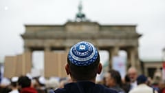 Berlin'de kipalı bir erkek 