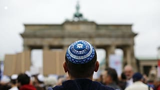 Berlin'de kipalı bir erkek 