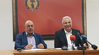 Ο ΓΓ του ΑΚΕΛ Άντρος Κυπριανού και ο ευρωβουλευτής Νιαζί Κιζίλγιουρεκ 
