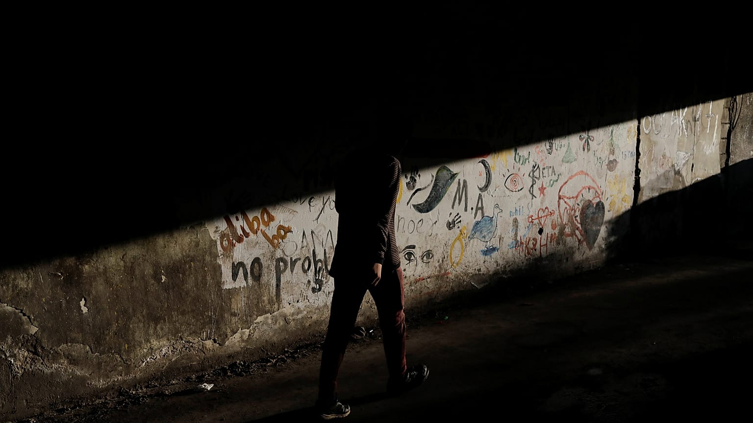 Μετανάστες και πρόσφυγες κοιμούνται και πεθαίνουν στον δρόμο