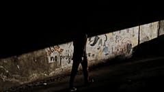 Μετανάστες και πρόσφυγες κοιμούνται και πεθαίνουν στον δρόμο