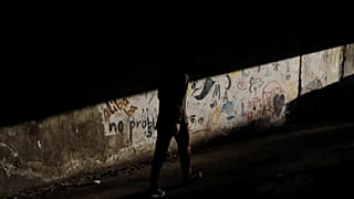 Μετανάστες και πρόσφυγες κοιμούνται και πεθαίνουν στον δρόμο