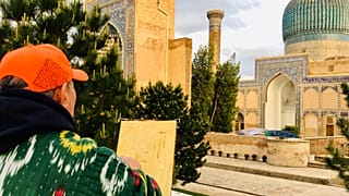 Перед зданием мавзолея Тамерлана в Самарканде