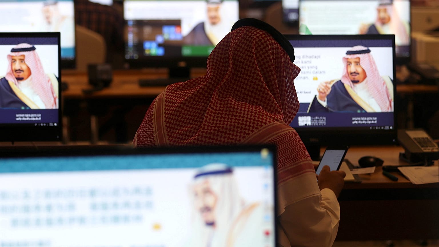العاهل السعودي: برامج إيران النووية والصاروخية تهديد للأمن الدولي