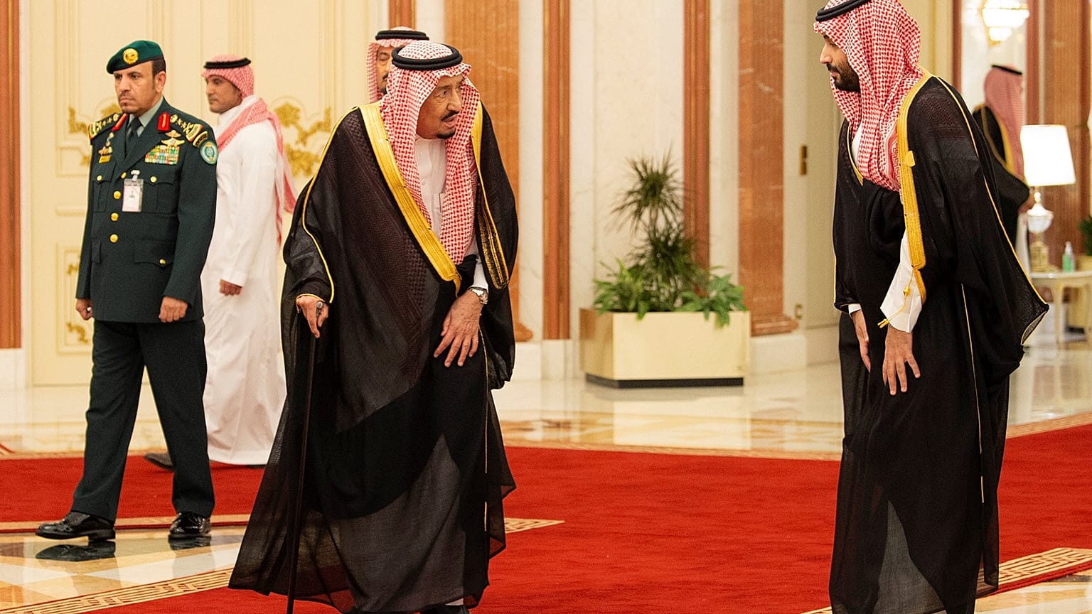 الملك سلمان بن عبد العزيز برفقة ولي العهد محمد بن سلمان 