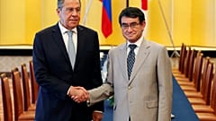 سيرغي لافروف مع نظيره الياباني تارو كونو