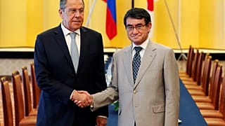 سيرغي لافروف مع نظيره الياباني تارو كونو