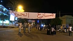 السودان يغلق مكتب الجزيرة في الخرطوم وعشرات آلاف المتظاهرين في الشارع
