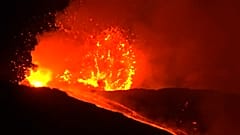 El Etna despierta de madrugada a la isla de Sicilia 