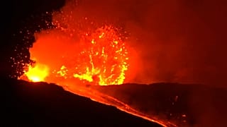 El Etna despierta de madrugada a la isla de Sicilia 