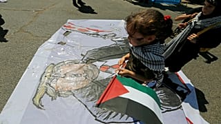 طفلة عراقية تمشي في مسيرة وسط بغداد بمناسبة يوم القدس السنوي 