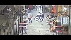 القوات الإسرائيلية تحمل جثة الشاب الفلسطيني الذي طعن إسرائيليين اثنين 