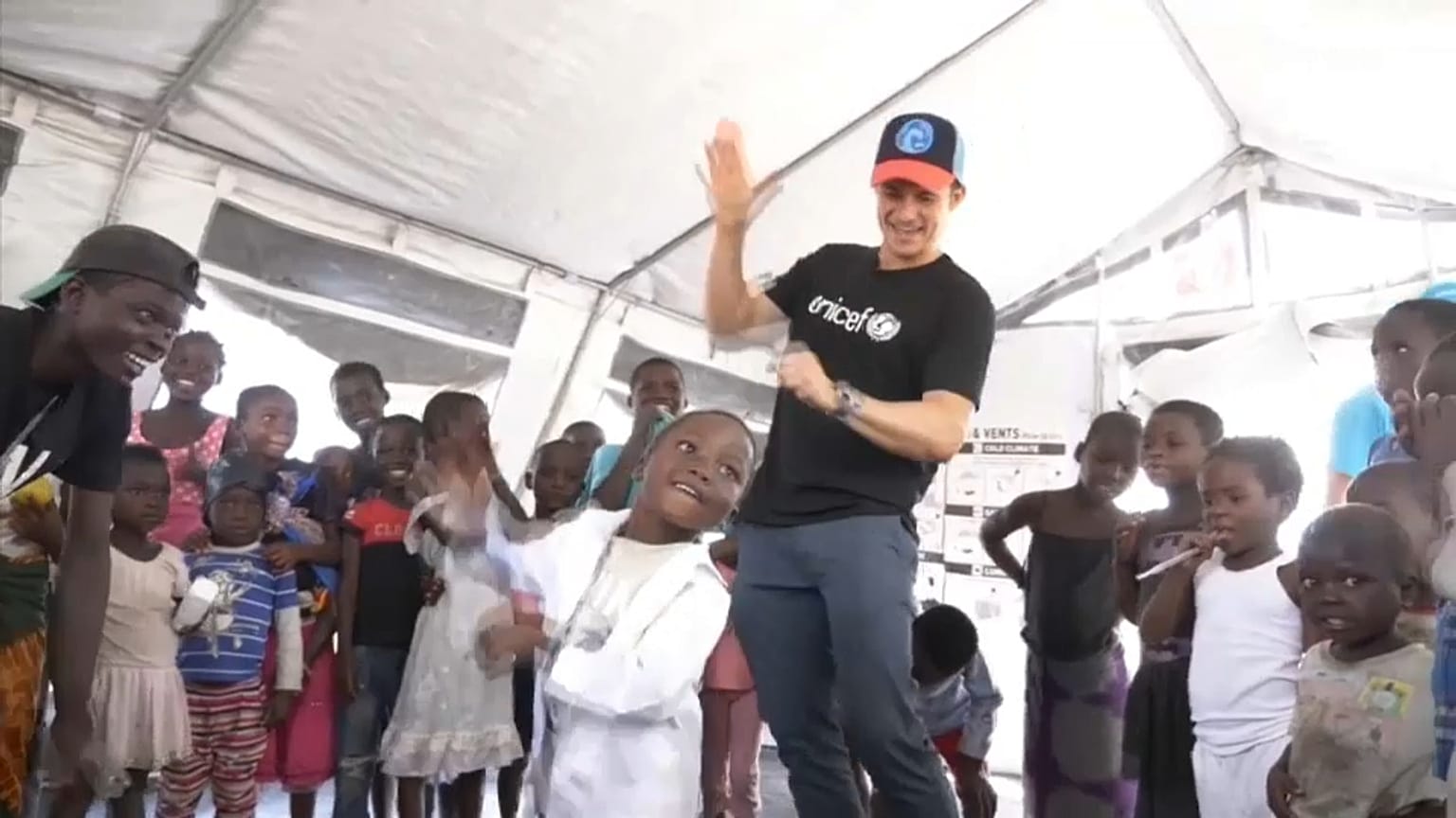 Orlando Bloom e os rostos do ciclone Idai