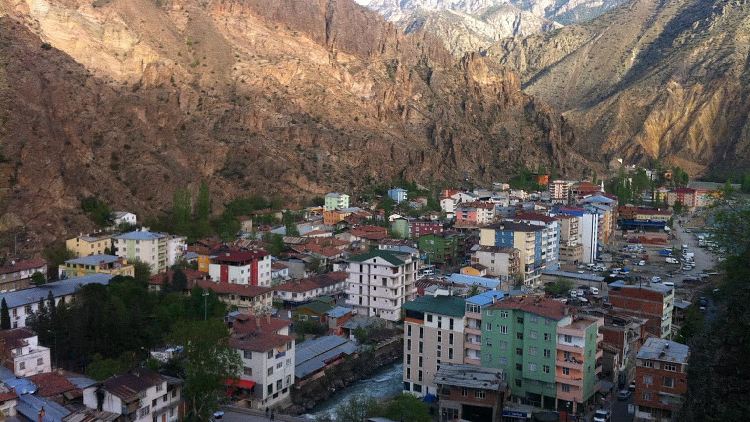 Barajın yapılmasıyla sular altında kalacak Yusufeli ilçesi