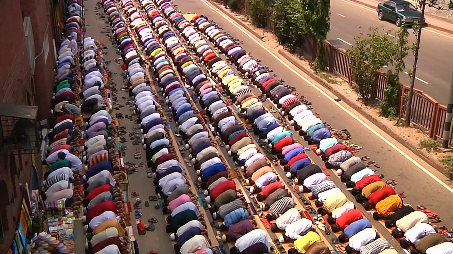 شاهد: حشود من المسلمين يؤدون صلاة آخر جمعة من رمضان في بنغلادش والقدس 