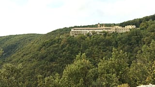 Bannon via da Trisulti
