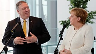 بومبيو والمستشارة الألمانية أنغيلا ميركل