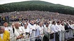 Le pape François célèbre une messe symbolique en Transylvanie