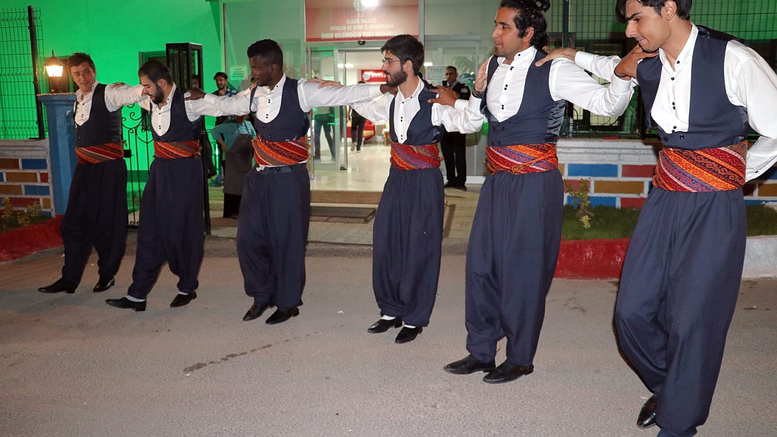 Video | Elazığ'da yabancı öğrenciler 'sahur halayı' çekti