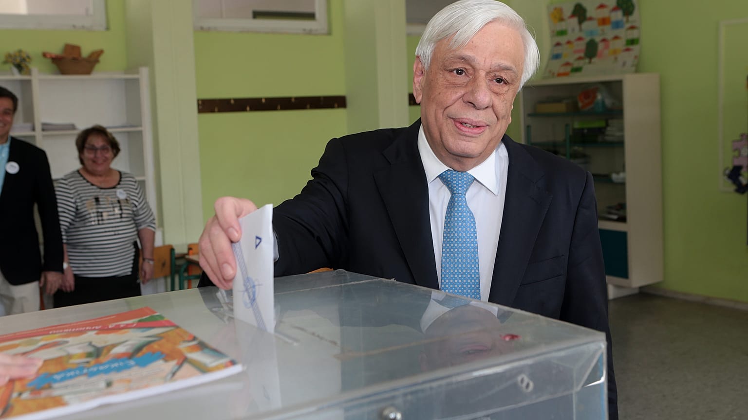 Σε σχολείο του Ψυχικού ψήφισε ο Προκόπης Παυλόπουλος