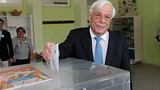 Σε σχολείο του Ψυχικού ψήφισε ο Προκόπης Παυλόπουλος