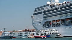 Cruzeiro perde o controlo e embate contra porto de Veneza