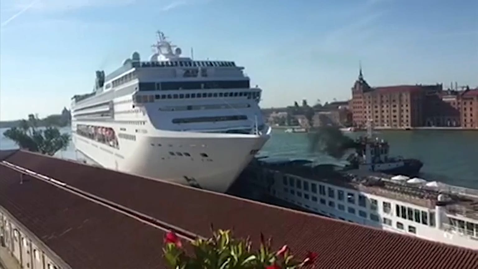 Venezia, nave da crociera fuori controllo travolge un battello da turismo