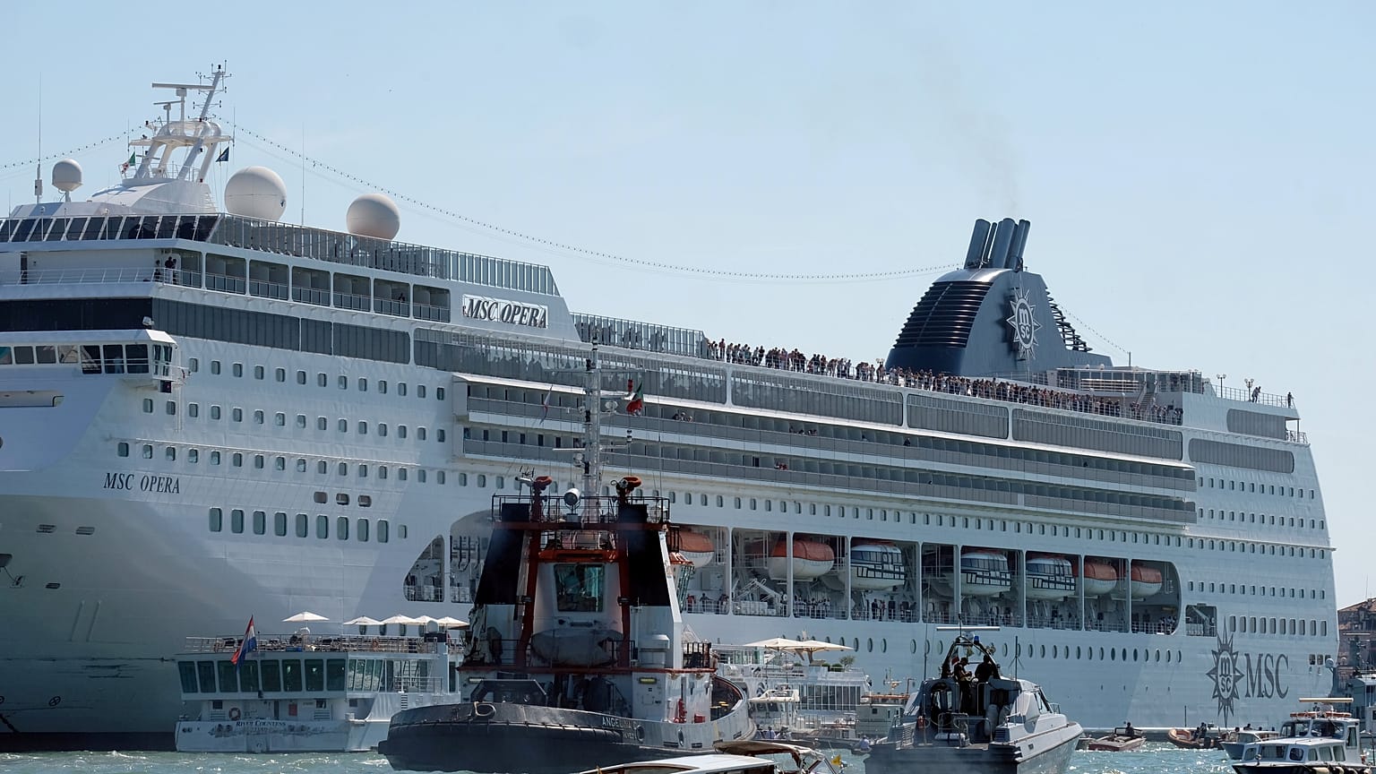 İtalya’da yolcu gemisi turist teknesine ve rıhtıma çarptı: En az 4 yaralı