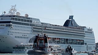İtalya’da yolcu gemisi turist teknesine ve rıhtıma çarptı: En az 4 yaralı