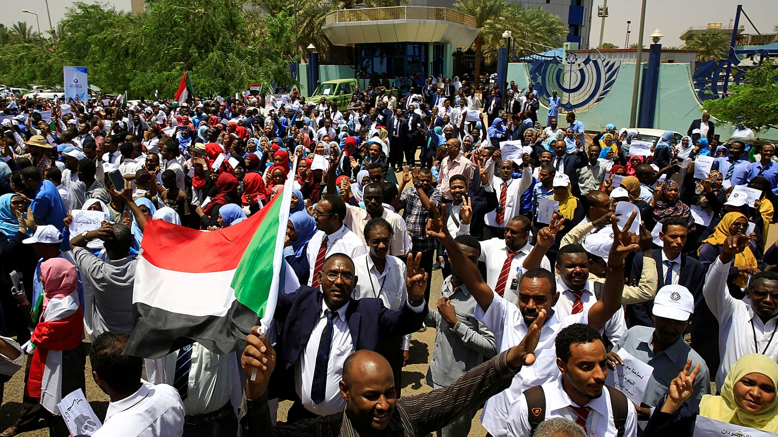 محتجون من تحالف المعارضة خلال اليوم الثاني من الاضراب يوم الخميس في الخرطوم