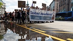 Ezrek tüntettek az MTA önállóságáért