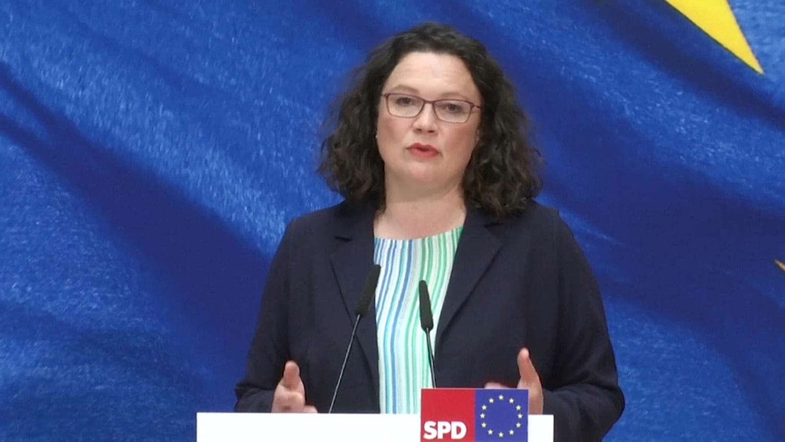 Angela Merkel mantém-se determinada após demissão da líder do SPD