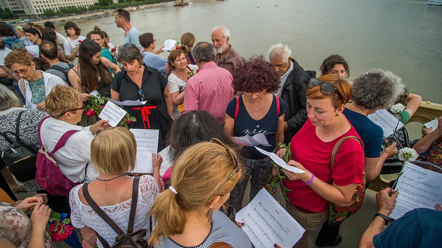 Koreai népdallal tisztelegtek a hajóbaleset áldozatai előtt 