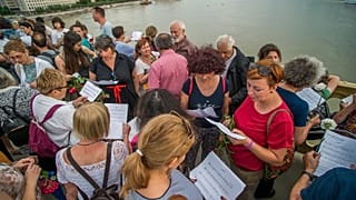 Koreai népdallal tisztelegtek a hajóbaleset áldozatai előtt 