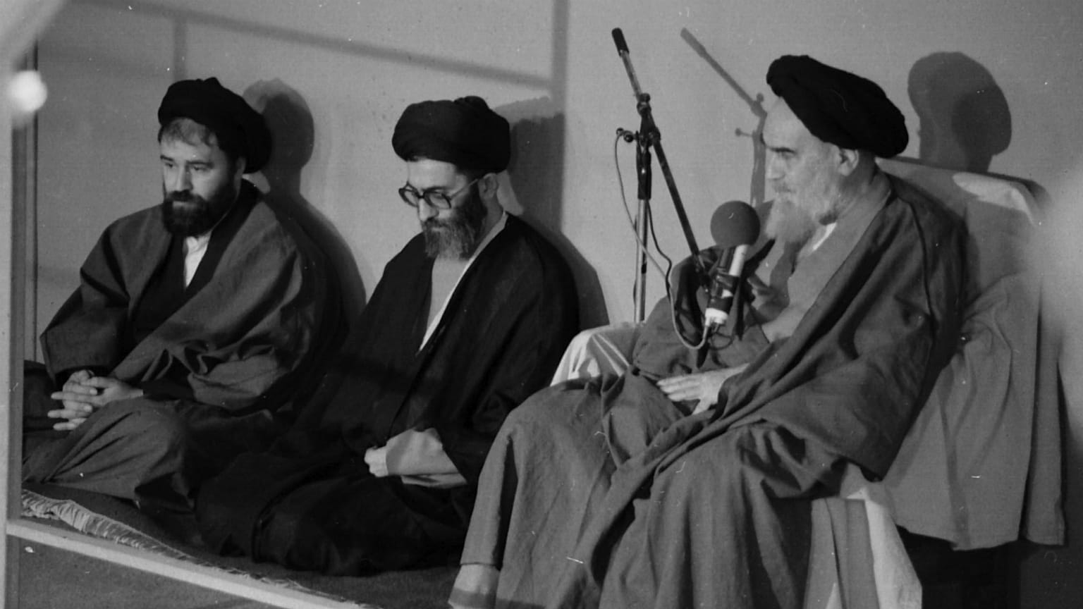 خمینی در سال آخر حیات؛ از «سر کشیدن جام زهر» تا «برکناری» منتظری